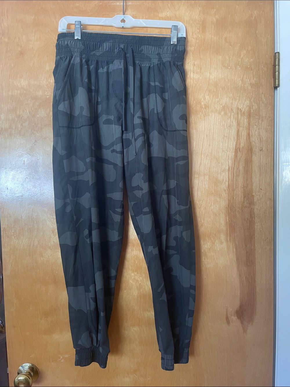 Albion Camo Print  Nylon Spandex Petite large Joggers